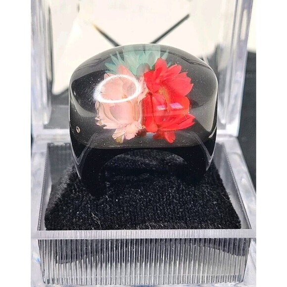 Vtg Lucite Resin Dome Bubble Black Ring /Dried Flowers BOHO Blue Red Pink Sz 4.5 - Picture 2 of 9